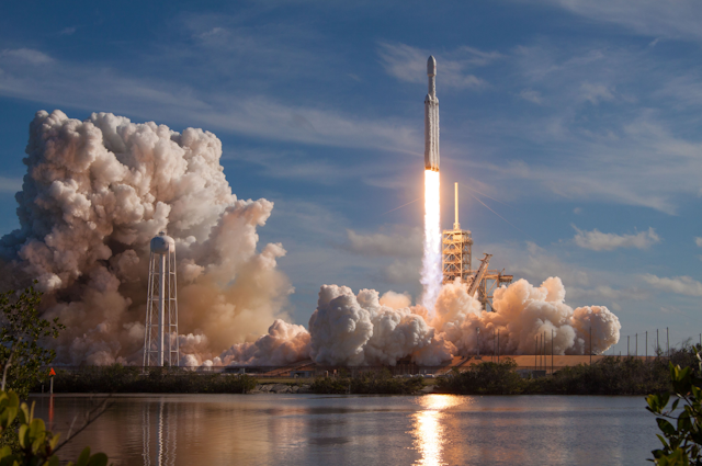 SpaceX Falcon Heavy liftoff